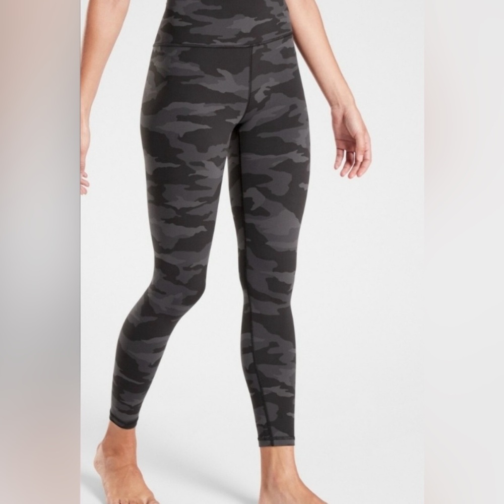 Athleta Elation Camo 7/8 Tight Size Small Black Gray Leggings